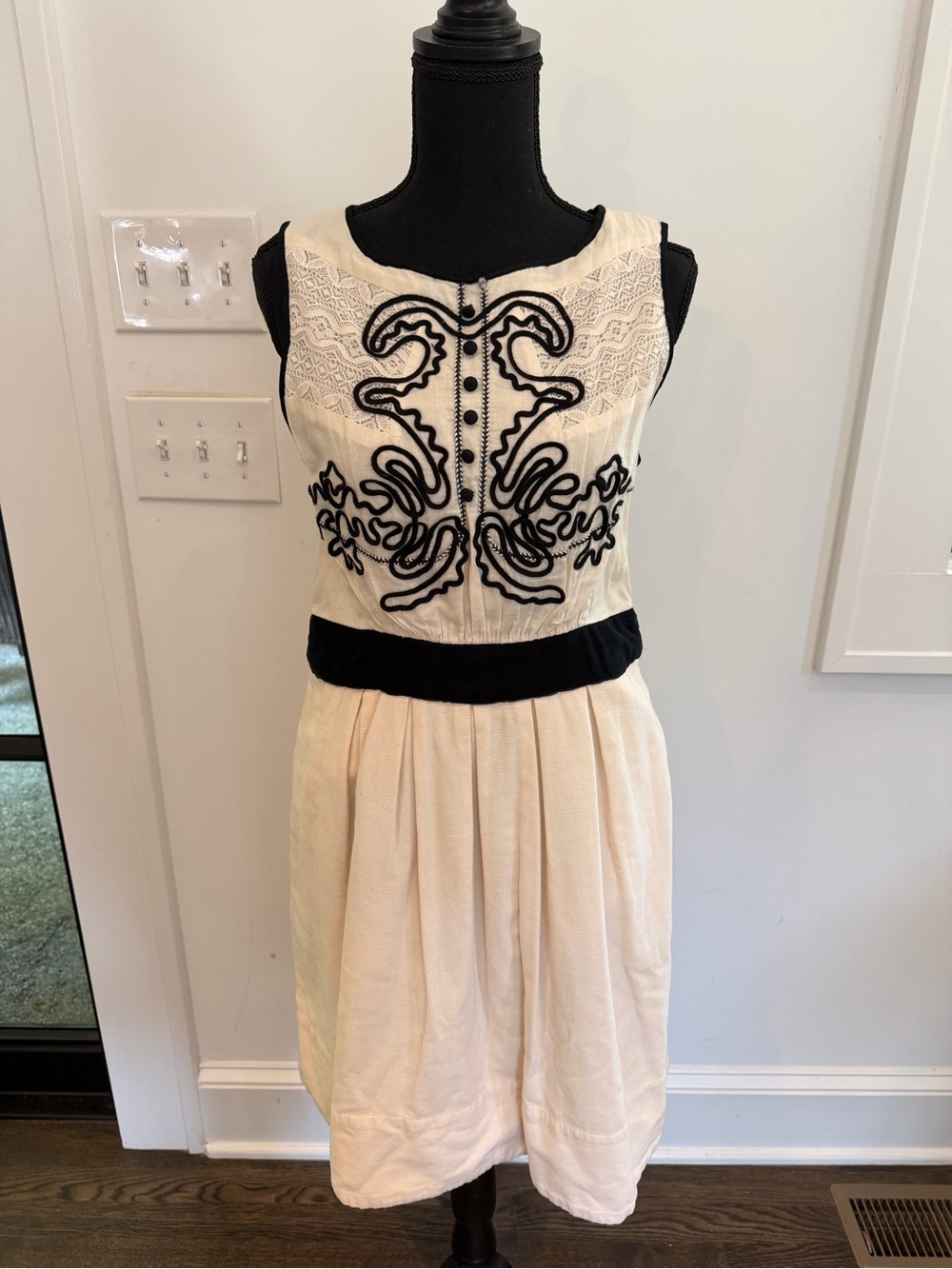 Leifnotes Sleeveless Cream Mini Dress with Black Embroidered Bodice
